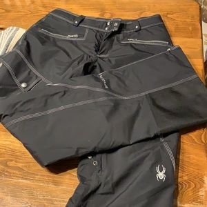 Size 8 women’s spyder snow pants. Worn once.